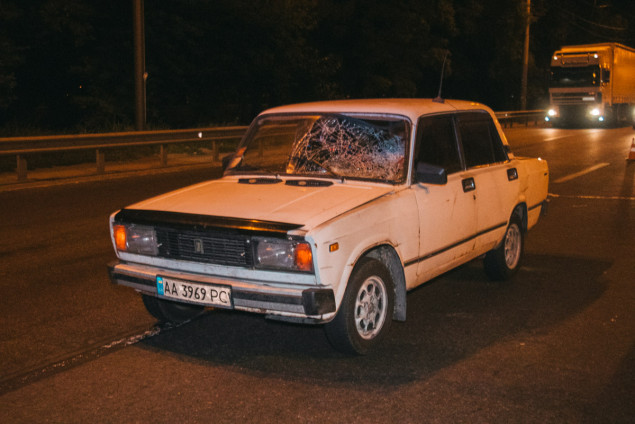 На проспекте Глушкова в Киеве ВАЗ сбил пешехода (фото, видео)
