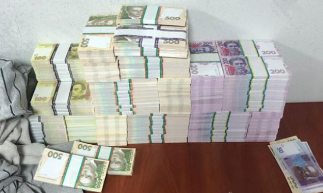 В Киеве задержали злоумышленников, подложивших фальшивые купюры при обмене валюты (фото)