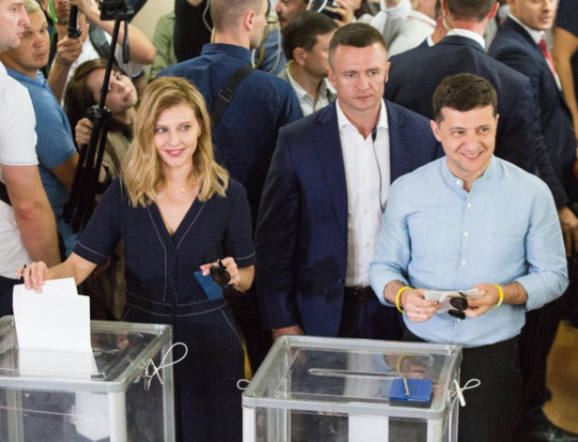 Выбирает премьер-министра: как голосовал и отвечал на вопросы Владимир Зеленский (видео)