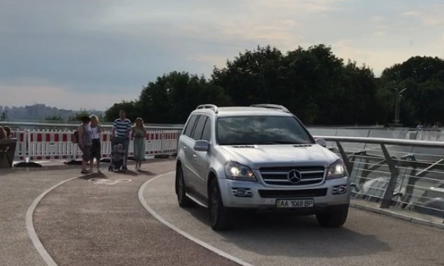 Въехавшего на “мост Кличко” водителя Mercedes привлекли к админответственности