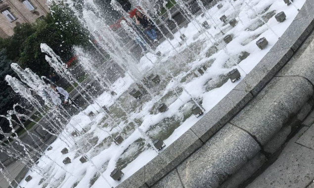 На выходных неизвестные добавили в воду в фонтанах на Майдане Независимости краску и мыло (фото)