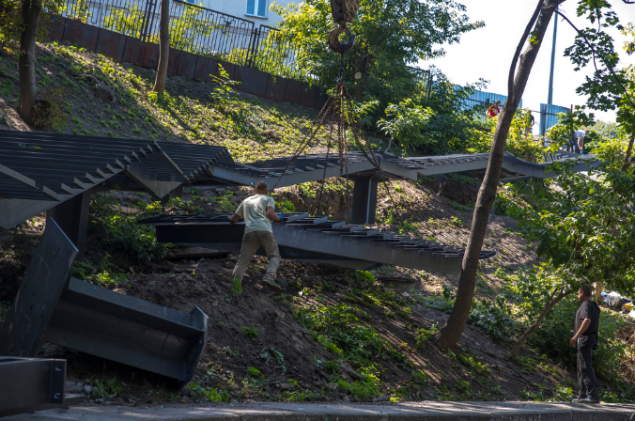 Кличко показал, как строят новые лестницы от Андреевской церкви до Аллеи художников и парка “Владимирская горка” (фото)