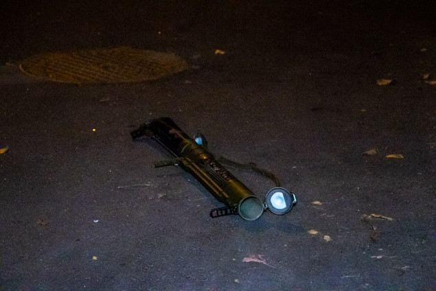 Ночью в Киеве неизвестные выстрелили из гранатомета в здание “Мостостроя” (фото, видео)