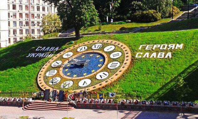 На Аллее Героев Небесной Сотни в Киеве начали демонтировать цветочные часы