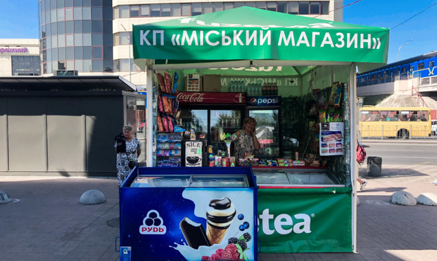 Киевляне недовольны установкой вместо незаконных МАФов палаток КП “Городской магазин” (фото, видео)