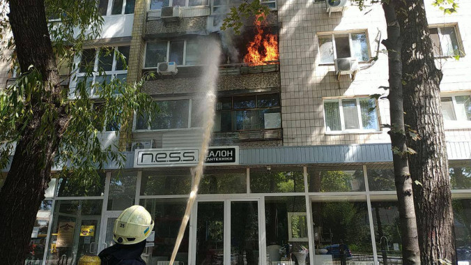 На Оболони столичные спасатели ликвидировали пожар в квартире (фото)