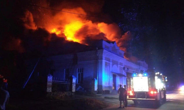 В Переяславе-Хмельницком ночью сгорел детский спортивный клуб (фото, видео)