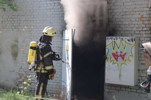 На Оболони пожарные ликвидировали пожар в электрощитовой (фото, видео)
