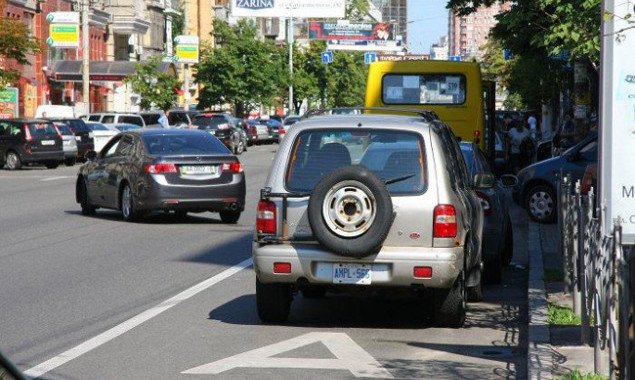 От главы полиции Киева потребовали усилить контроль за соблюдением водителями правил на полосах для общественного транспорта