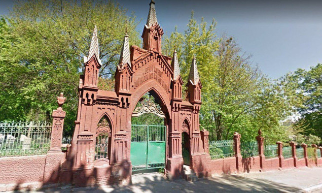 В КГГА наложили временный запрет на реставрацию ограждения Байкового кладбища