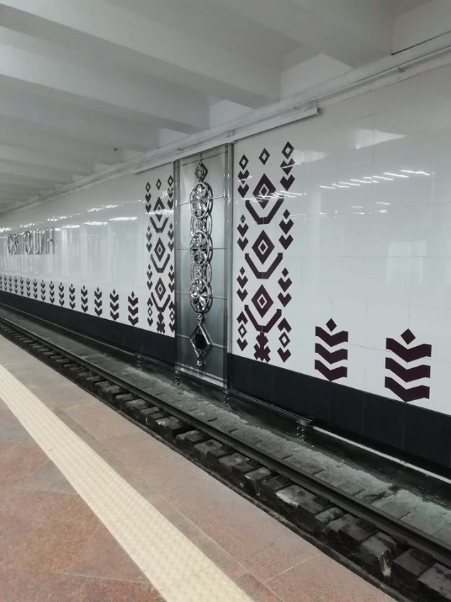 Стену станции метро “Святошин” украсили новым панно