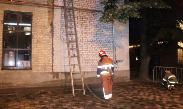 Ночью в столице пожарные в течение часа потушили горевшее кафе (видео)