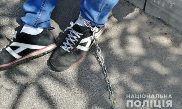 На Киевщине таксист посадил не оплатившего проезд пассажира в подвал гаража и приковал цепью (фото)