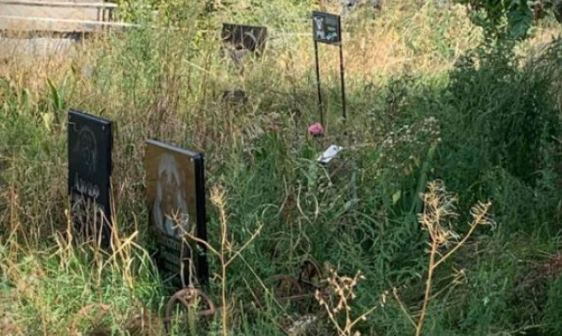 Киевские власти обещают по заявлению хозяев бесплатно перезахоронить останки животных с Русановского стихийного кладбища
