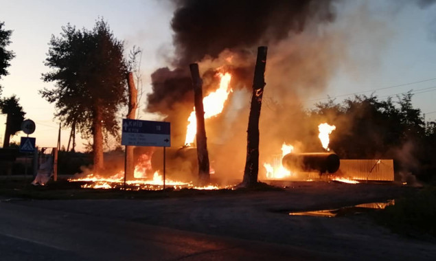 При пожаре на АЗС в Тарасовке на Киевщине пострадал охранник (фото, видео)