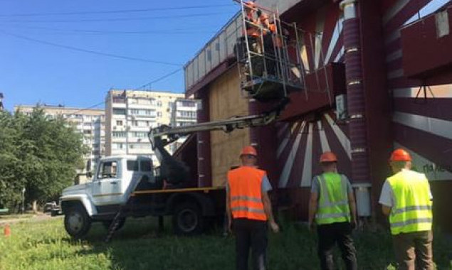 Столичные коммунальщики очищают от 21 рекламной конструкции здание по улице Героев Днепра (фото)