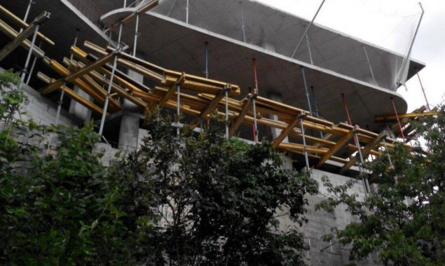 Суд обязал ЖСК снести самовольно построенную многоэтажку в Голосеевском районе столицы