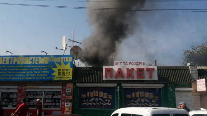 Столичные спасатели ликвидировали пожар на рынке “Юность” (видео)