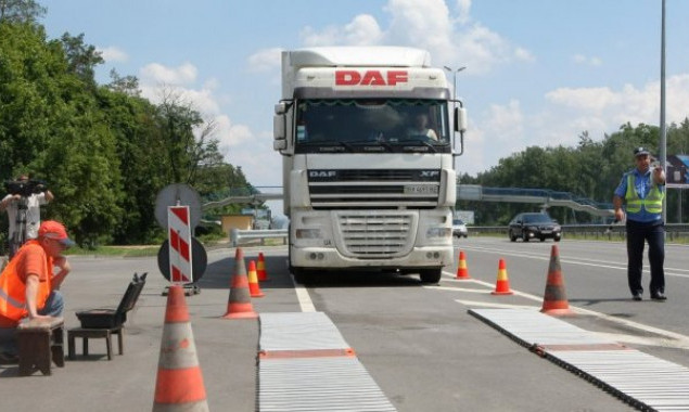 Две площадки для взвешивания грузовиков в движении начали работать в тестовом режиме на Киевщине