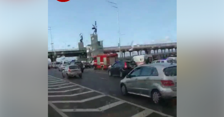 Мост Метро в Киеве перекрыли из-за мужчины, угрожающего его подорвать (фото, видео)