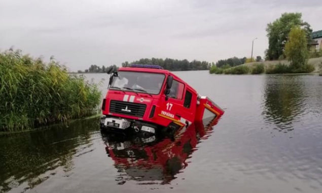 На Обуховщине спасатели чуть не утопили в Днепре пожарную машину (видео)