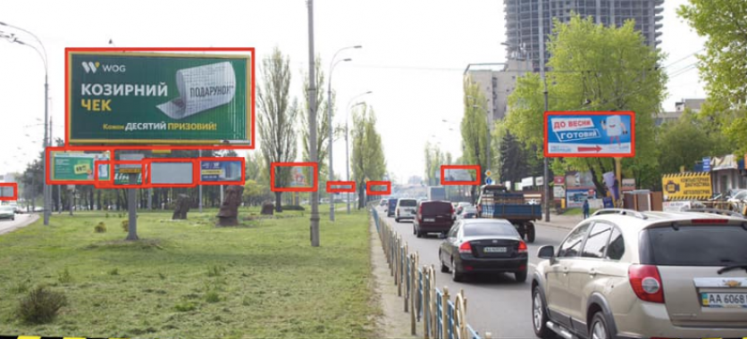 На перекрестке проспектов Освободителей и Броварской в Киеве демонтировали 33 рекламные конструкции (фото)