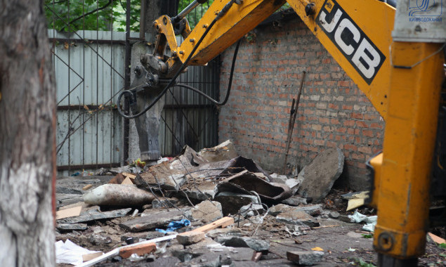 Из-за самовольно построенных гаражей киевские дома три дня остаются без воды (фото)