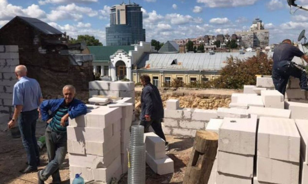 Жительницу здания в историческом центре Киева хотят заставить восстановить разобранную крышу