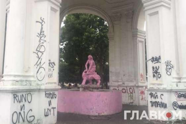 Трое вандалов покрасили старинный фонтан “Самсон” на Контрактовой площади в розовый цвет