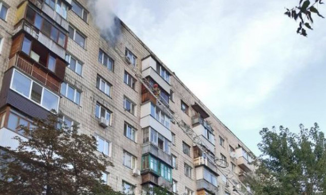 Из-за пожара в киевской многоэтажке спасатели эвакуировали 30 человек (фото)