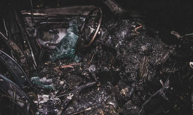 Ночью во дворе дома на Воскресенке в Киеве сгорели три автомобиля (фото, видео)