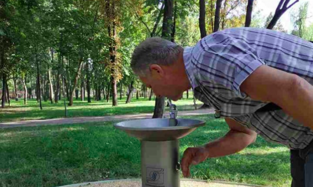 “Киевводоканал” установил в Сырецком парке питьевой фонтанчик с сенсорным датчиком