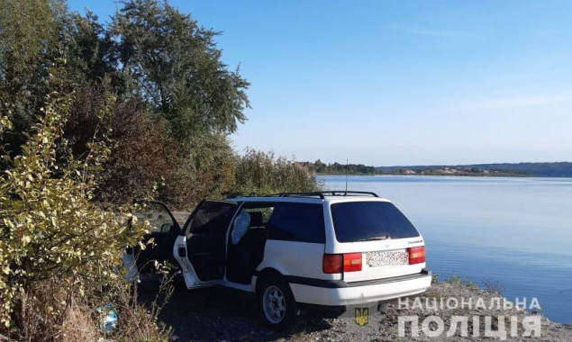 Из водоема в Бориспольском районе Киевщины достали автомобиль с мертвым мужчиной внутри (фото)