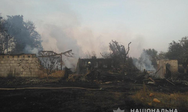 Три дома и пять автомобилей на Киевщине сгорели из-за сжигавшего траву мужчины (фото)