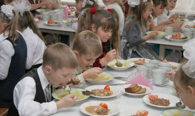 Пилотный проект по мультипрофильному питанию расширили на школы семи районов Киева