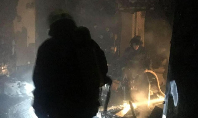 Из горящей многоэтажки на столичных Березняках спасатели эвакуировали жильцов (фото)