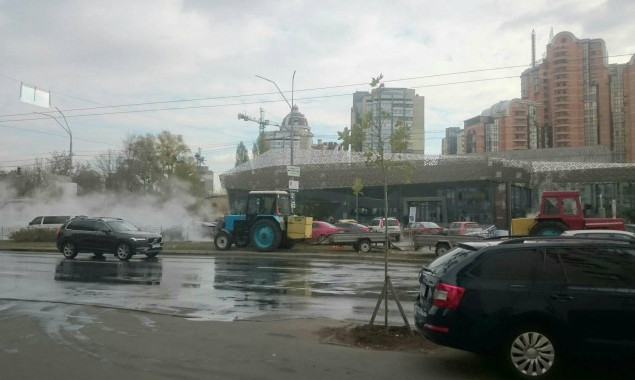 В Печерском районе Киева из-за прорыва трубы дорогу залило кипятком (фото)