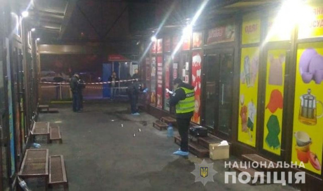 Ночью неизвестный взорвал гранату у магазинов на улице Теодора Драйзера в Киеве