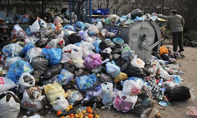 В Киеве на Нивках коммунальщики не успевают вывозить мусор из-за использования жителями частного сектора контейнеров у многоэтажек