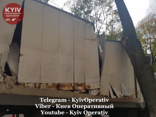 Грузовые автомобили регулярно получают повреждения из-за дерева на улице Смоленской в Киеве (фото)