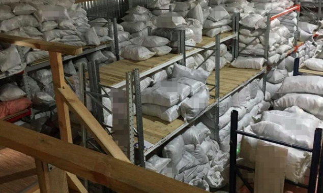 СБУ обнаружила на складах в Киеве контрабандную брендовую одежду на более чем 100 млн гривен (фото)