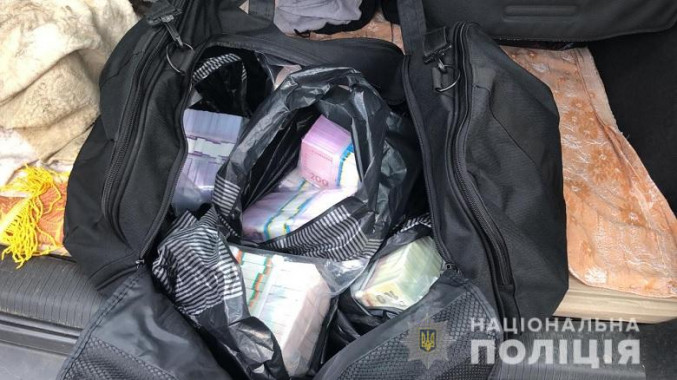 В Киеве мошенника разоблачили при обмене 15 тысяч долларов на фальшивые гривны (фото, видео)