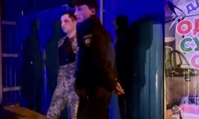 Пьяный военнослужащий спецсвязи стрелял в бывшего бойца АТО на столичном Виноградаре (фото, видео)