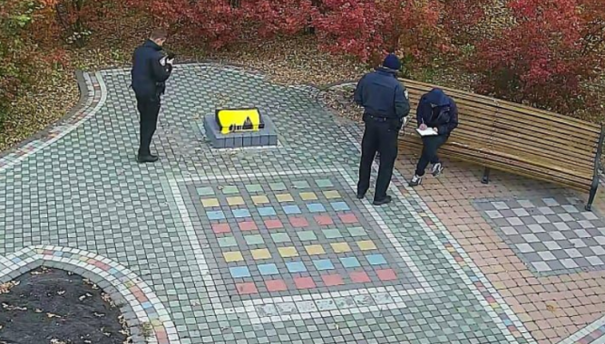 В столичном парке Рыльского неизвестные облили краской памятную доску воинам АТО