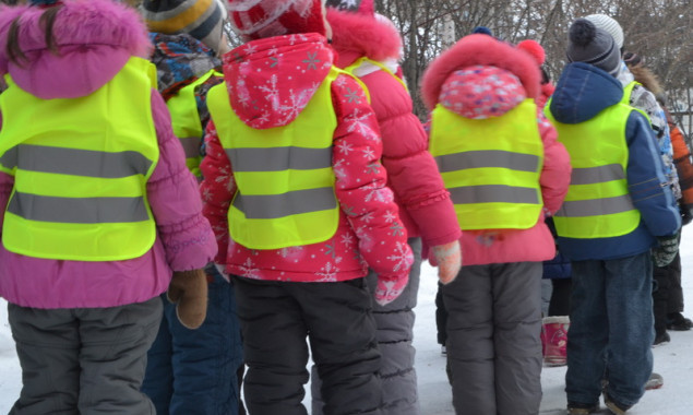 Школьников младших классов в Киеве не обеспечили обещанными правительством светоотражающими жилетами (документ)