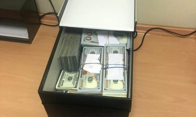 Из банковской ячейки задержанного вчера за взятку врача-трансплантолога изъяли 840 тысяч долларов (фото)