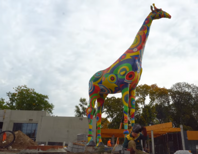 В Киевском зоопарке установлена 15-метровая скульптура жирафа (фото, видео)