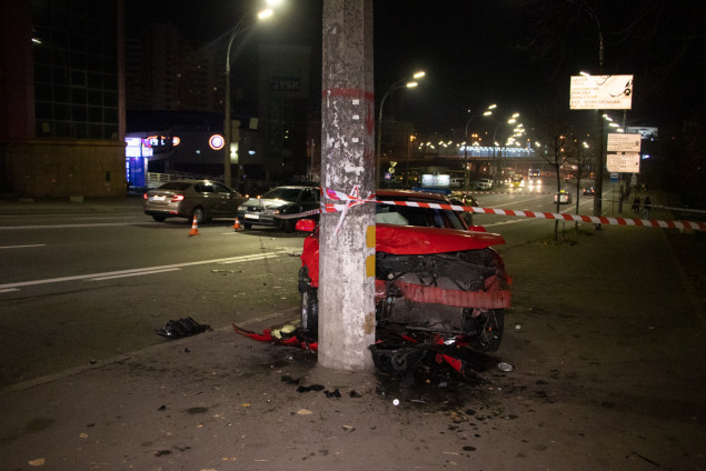 Ночью в Киеве столкнулись автомобили такси, в результате чего пострадали 2 человека (фото, видео)