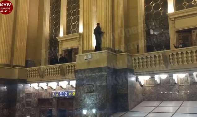 На центральном ж/д вокзале Киева мужчина выбрался на парапет второго этажа и грозился прыгнуть (фото, видео)