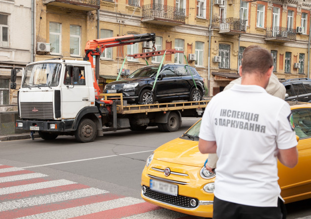 На этой неделе в Киеве инспекторы по парковке начали самостоятельно эвакуировать неправильно припаркованные автомобили
